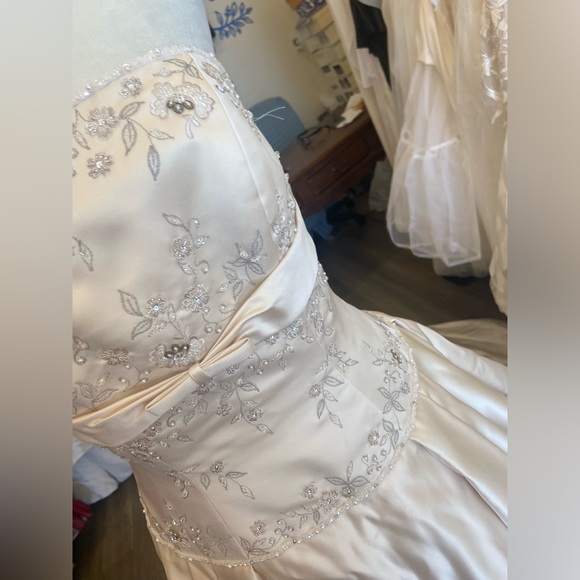 Jasmine Wedding Dress - Picture 4 of 12